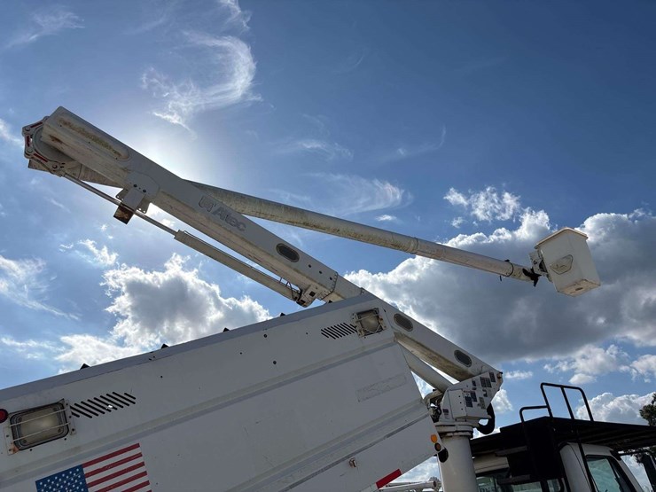 2012-freightliner-m2-106-image-12