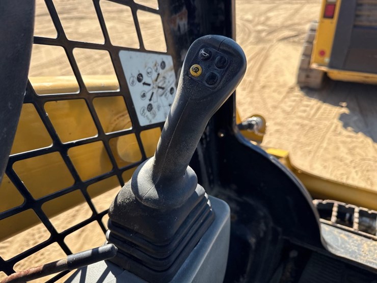 2023-caterpillar-259d3-image-26