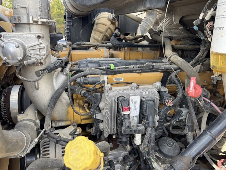 #4660-•-2013-cat-day-cab-truck-image-11