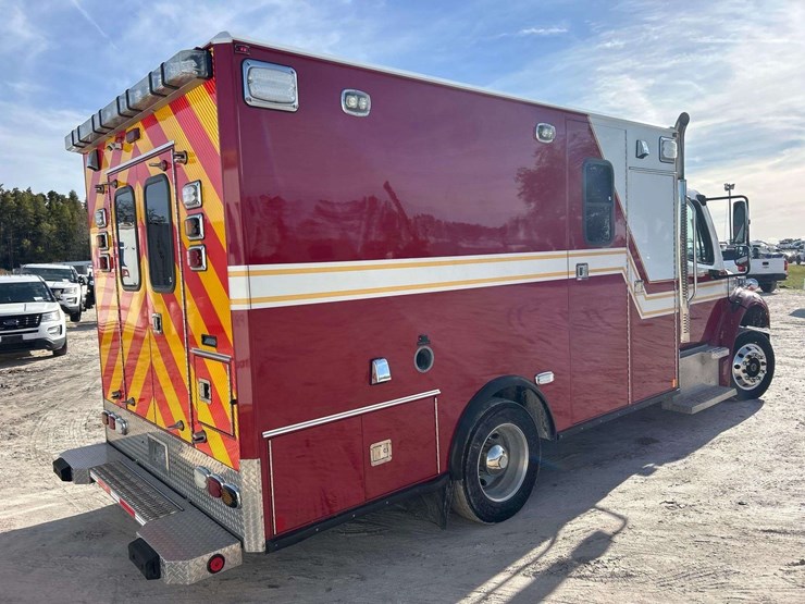 2014-freightliner-m2-106-image-3