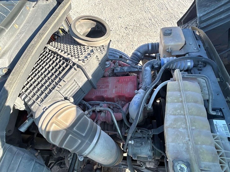 2016-peterbilt-579-image-8