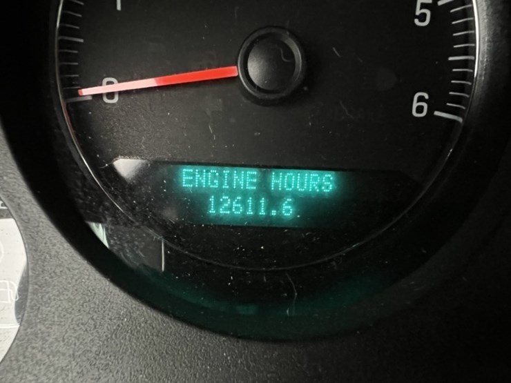 2014-chevrolet-tahoe-image-28