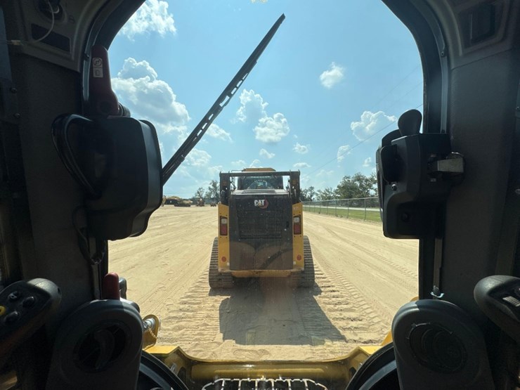 2024-caterpillar-242d3-image-21