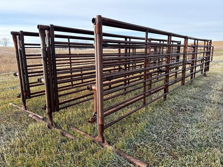 freestanding-panel-with-gates-image-1