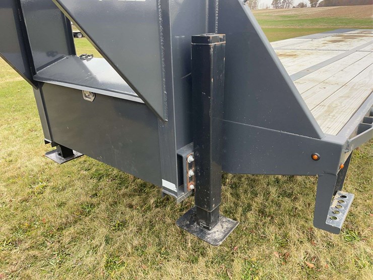 lamar-36’-gooseneck-trailer-image-3