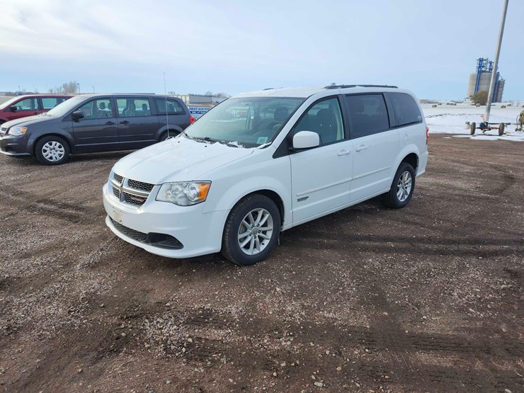 2015-dodge-grand-caravan-sxt-image-1