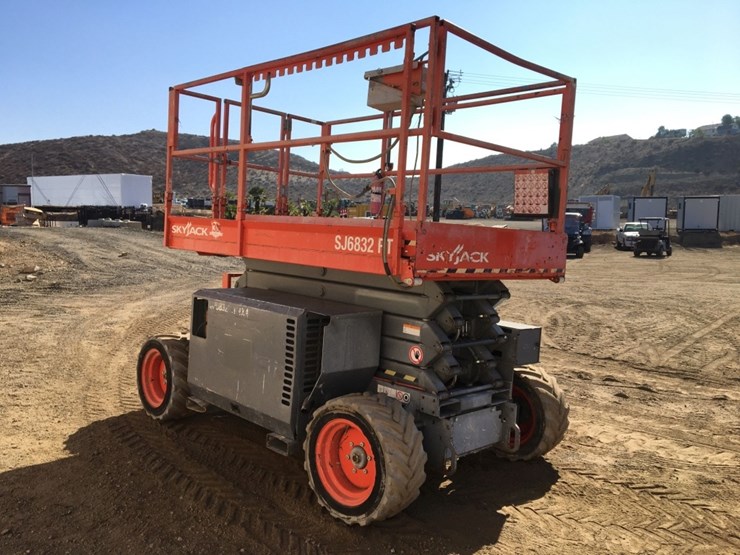 2015-skyjack-sj6832rt-image-3