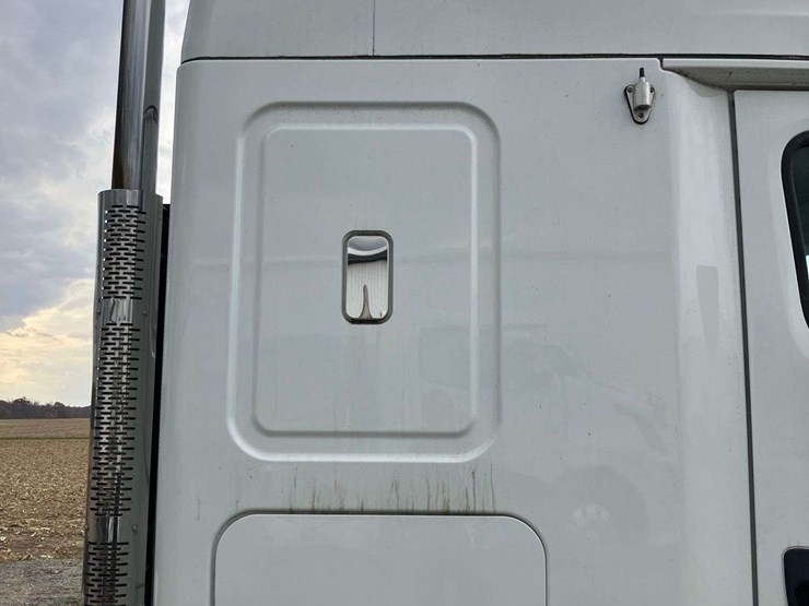 2013-freightliner-cascadia-image-16