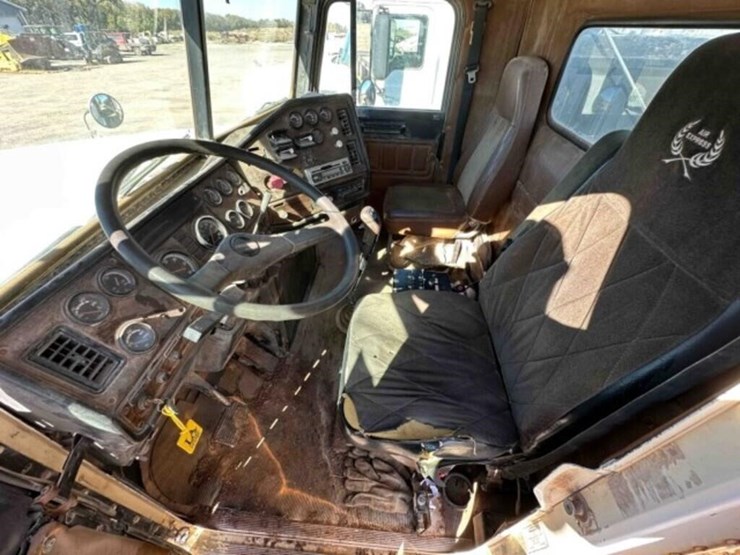 1996-freightliner-bobtail-water-truck-image-36