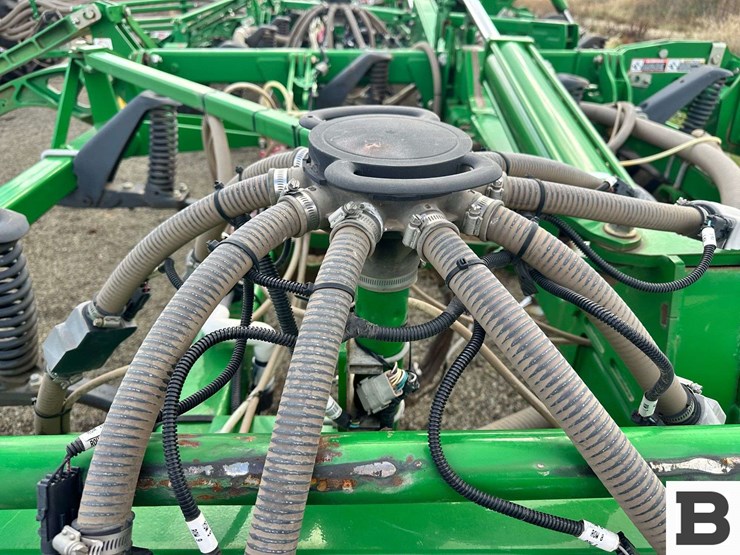 john-deere-1830-image-38