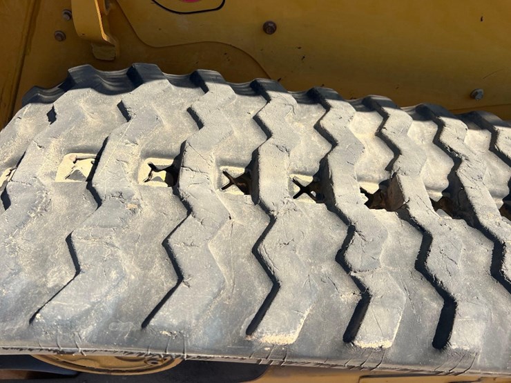 2020-caterpillar-259d3-image-15