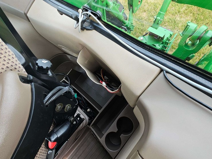2012-john-deere-8235r-image-8