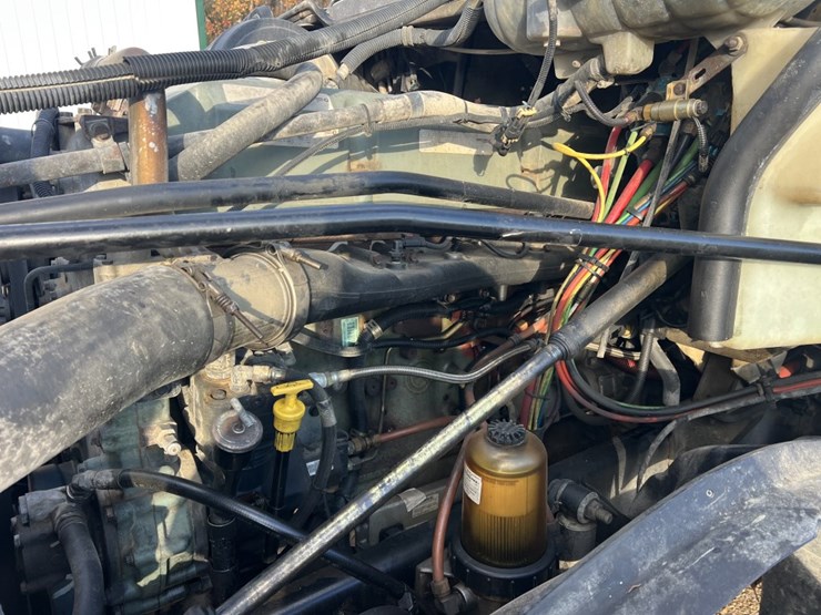 #4633-•-2004-freightliner-day-cab-image-10