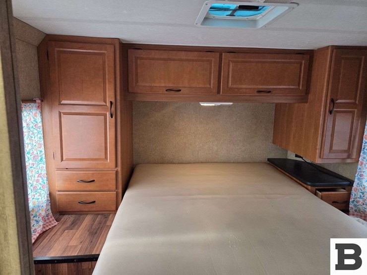 2014-ford-e450-image-9