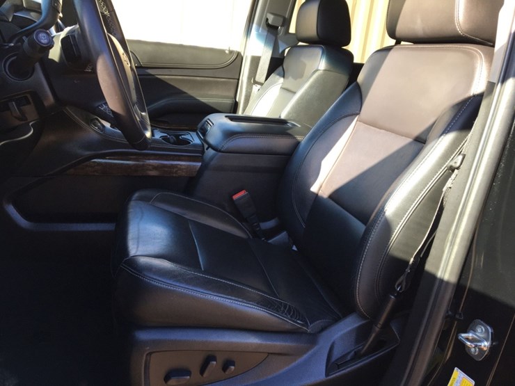 2019-chevrolet-suburban-image-8