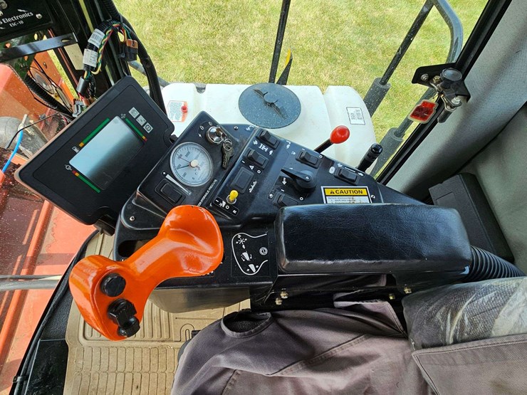 hesston-8550s-self-propelled-mower-conditioner-image-19