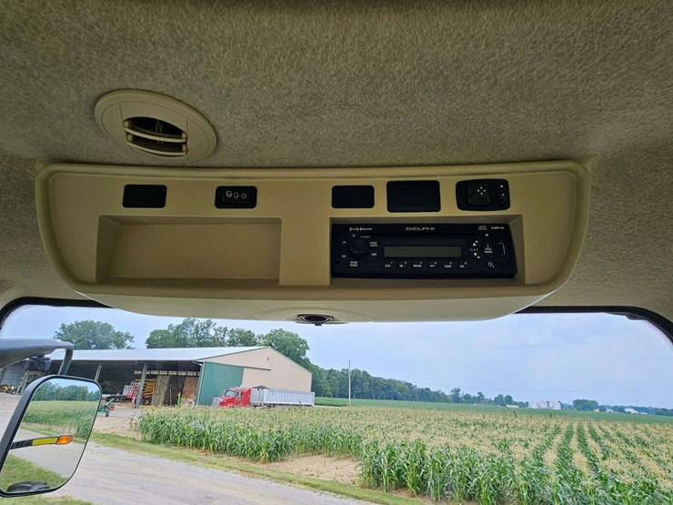 2011-john-deere-8285r-image-10