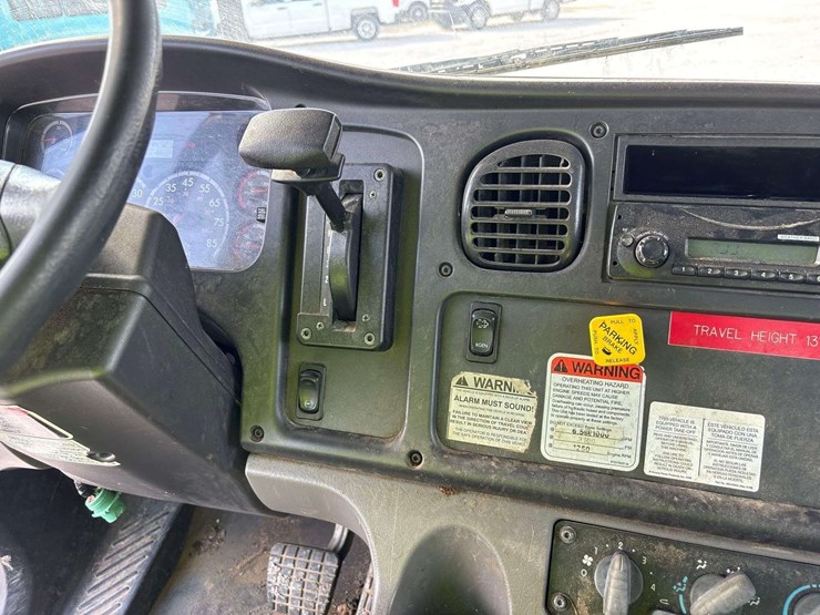 2012-freightliner-m2-106-image-56