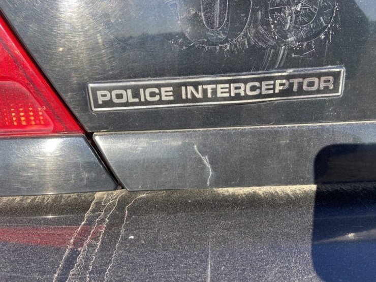 2011-ford-crown-victoria-sedan-image-22