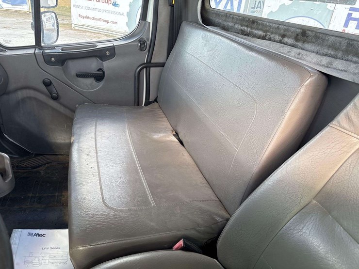 2012-freightliner-m2-106-image-61