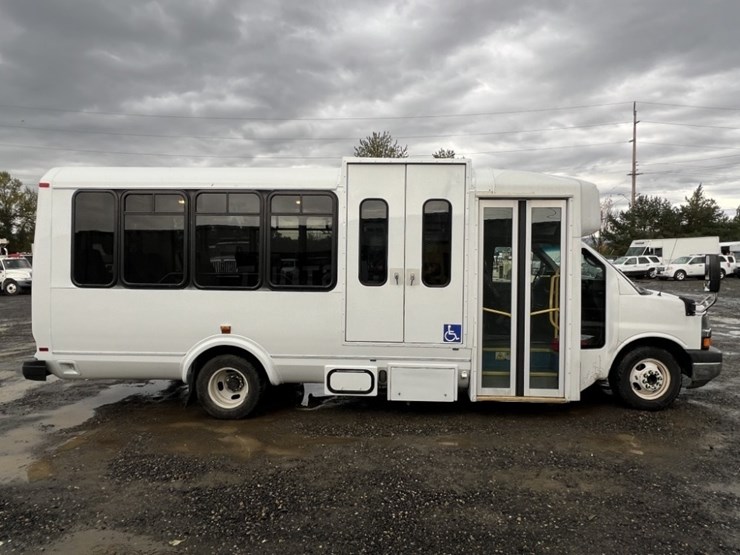 2015-chevrolet-express-paratransit-bus-image-3