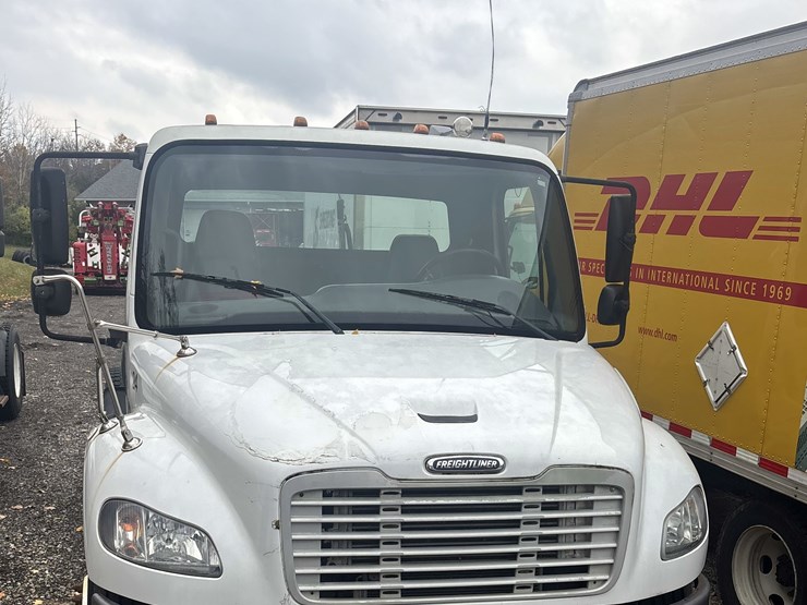 2005-freightliner-m2-106-image-1