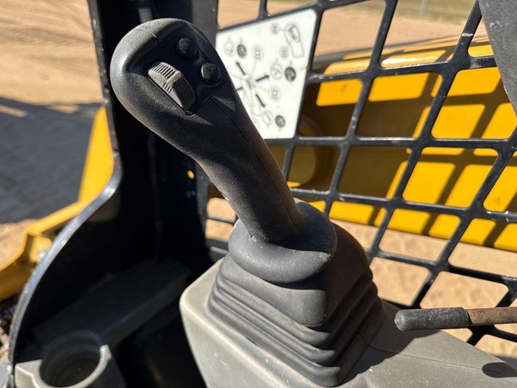 2023-caterpillar-259d3-image-26