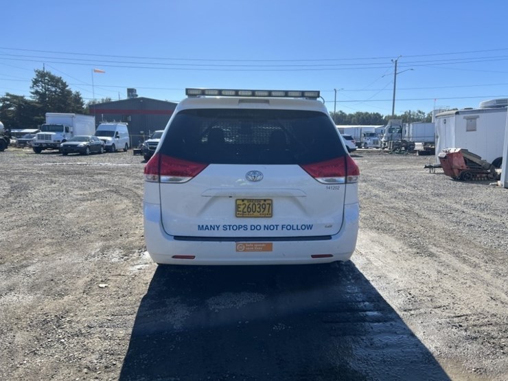 2014-toyota-sienna-le-image-5