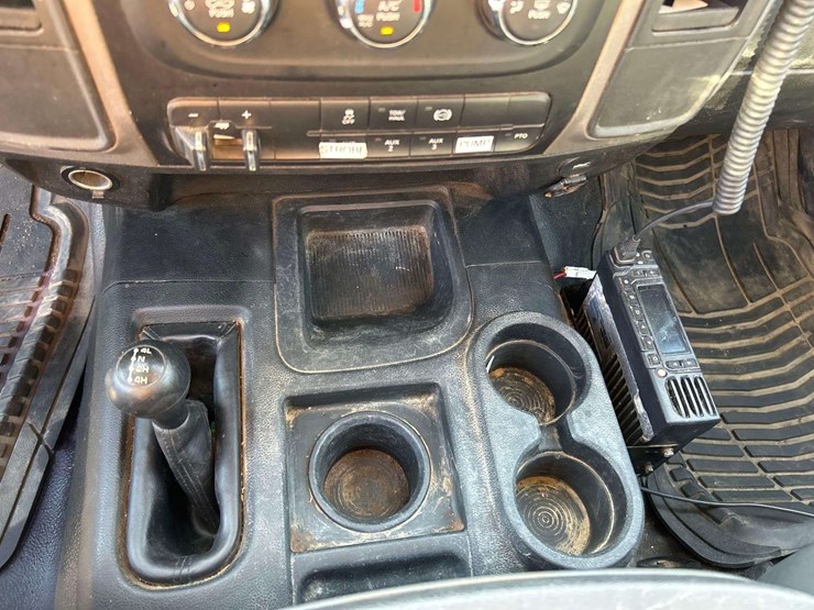 2018-dodge-ram-5500-4x4-crew-cab-flatbed-service-truck-image-16