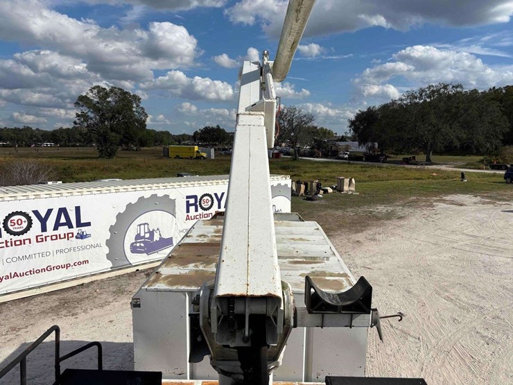 2012-freightliner-m2-106-image-15