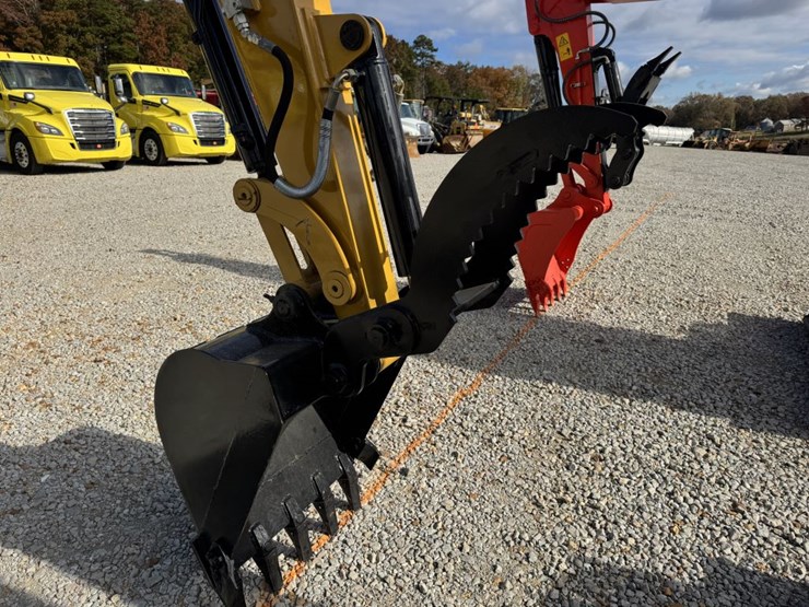 2015-caterpillar-305.5e-image-6