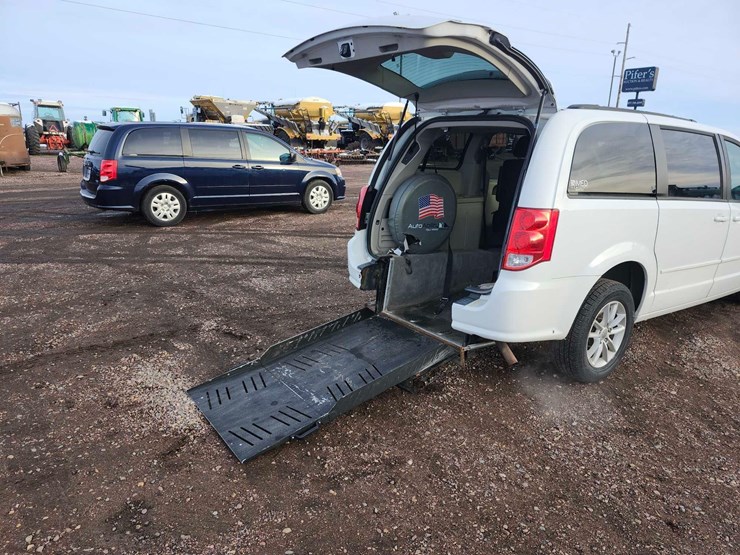 2015-dodge-grand-caravan-sxt-image-10