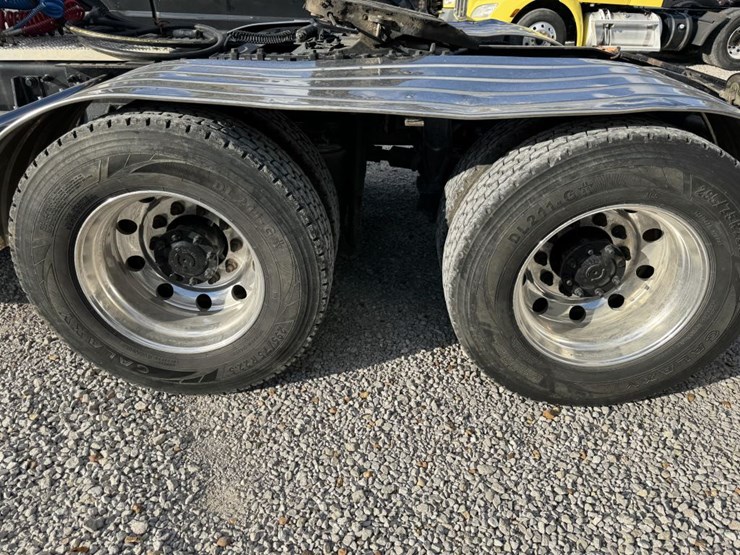 #4660-•-2013-cat-day-cab-truck-image-6