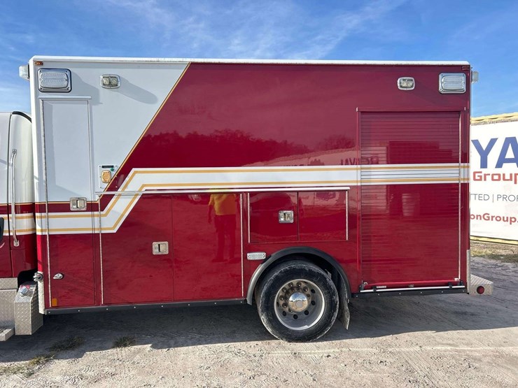 2014-freightliner-m2-106-image-19