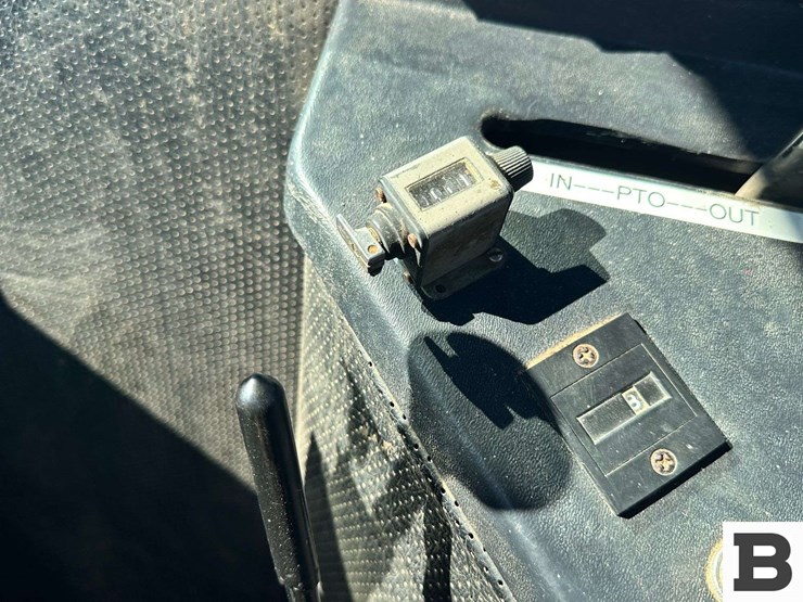 new-holland-1068-image-65