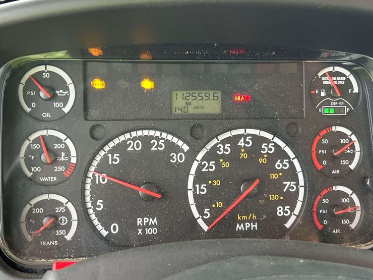 2015-freightliner-m2-106-image-12