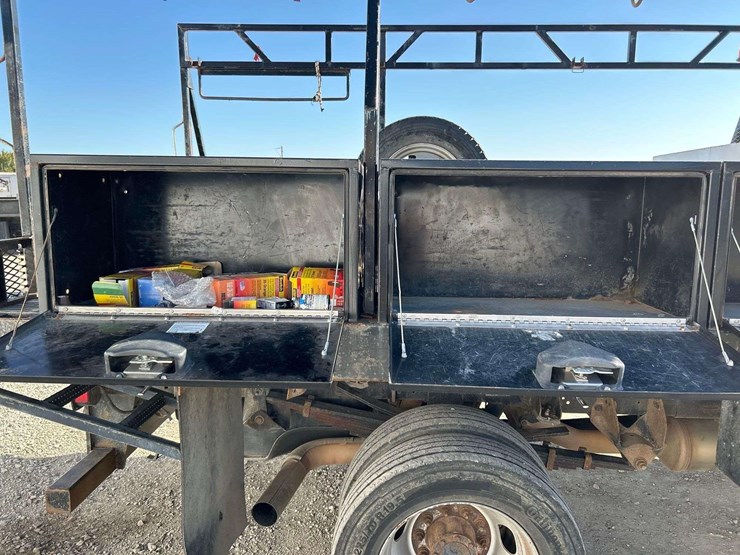 2018-dodge-ram-5500-4x4-crew-cab-flatbed-service-truck-image-27