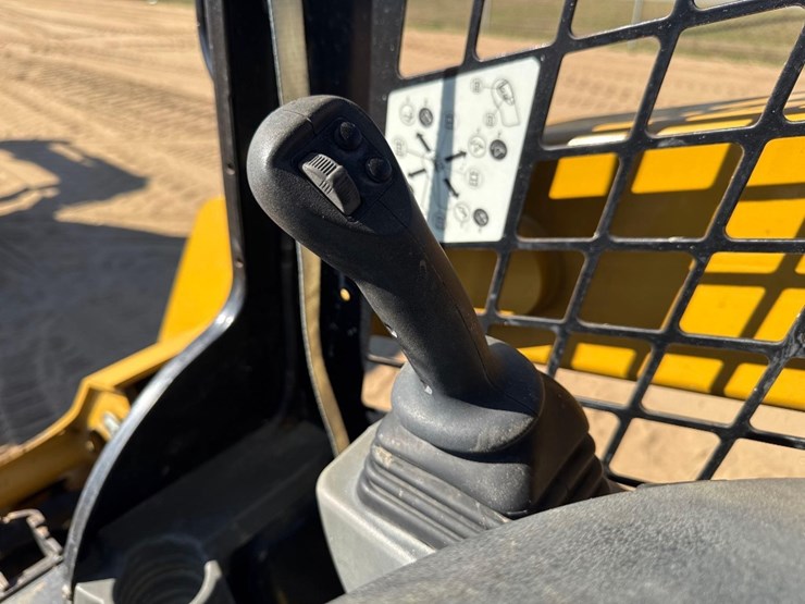 2023-caterpillar-259d3-image-30