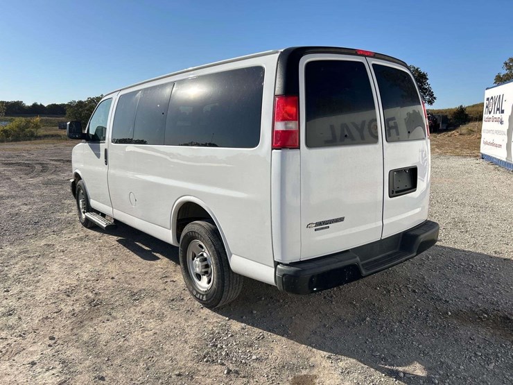 2016-chevrolet-express-2500-passenger-van-image-3
