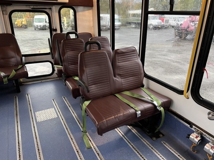 2015-chevrolet-express-paratransit-bus-image-23