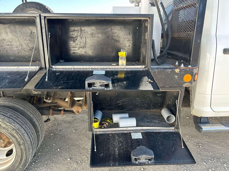 2018-dodge-ram-5500-4x4-crew-cab-flatbed-service-truck-image-28