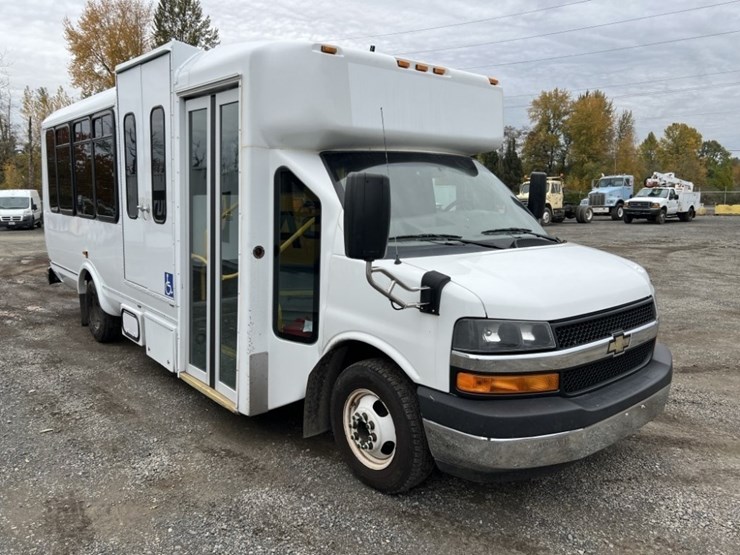 2016-chevrolet-express-paratransit-bus-image-2