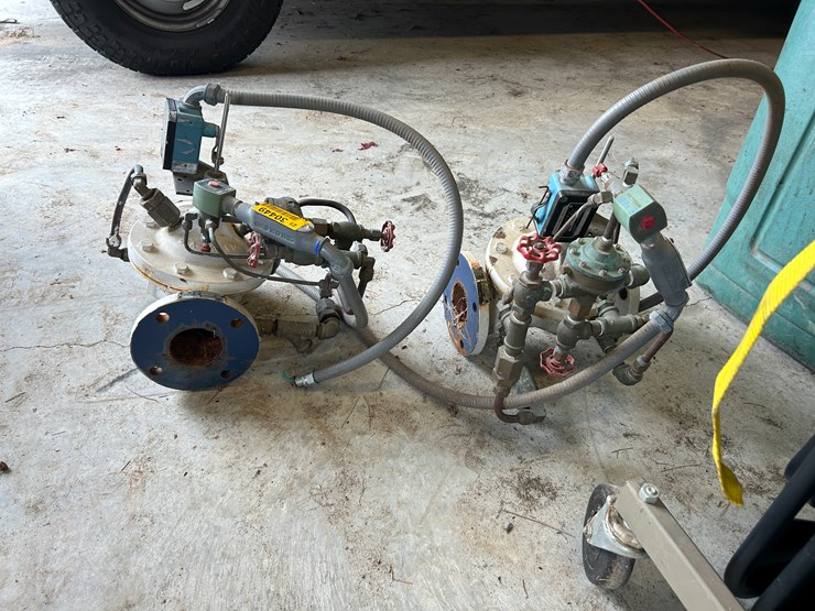 #30449-•-lot-of-(2)-control-valves-image-2