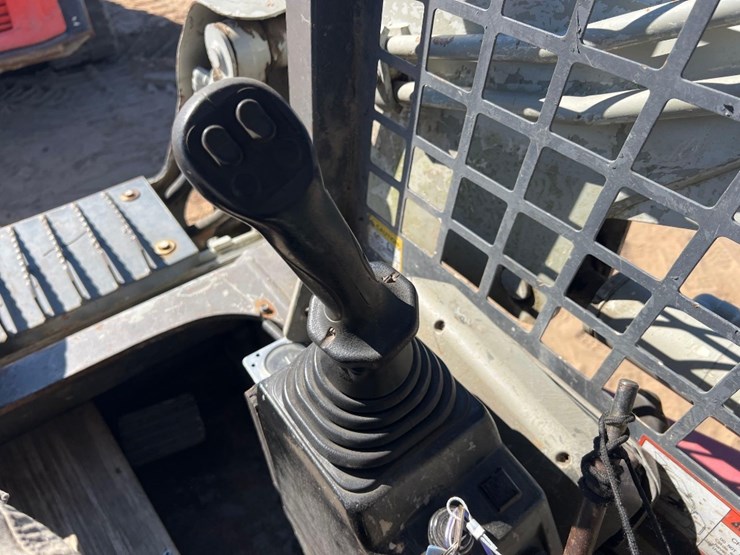 2012-takeuchi-tl230-image-25