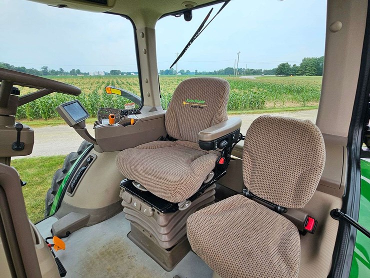 2011-john-deere-8285r-image-3