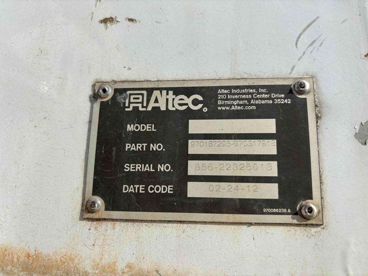 2012-freightliner-m2-106-image-44