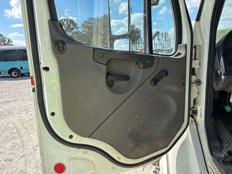 2012-freightliner-m2-106-image-52