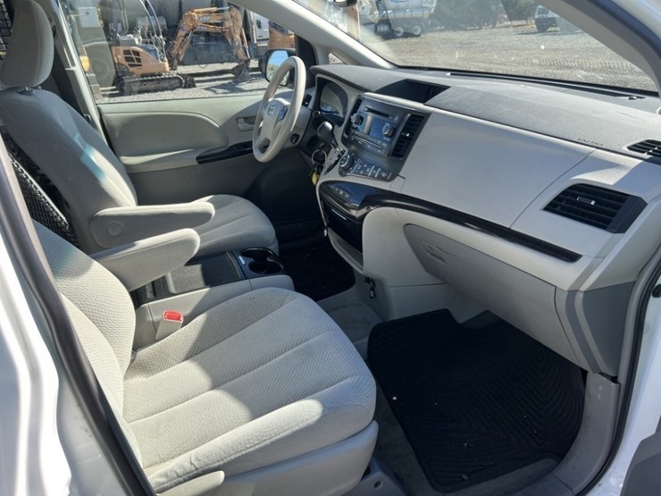 2014-toyota-sienna-le-image-22