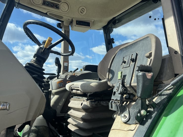 john-deere-6135e-image-11