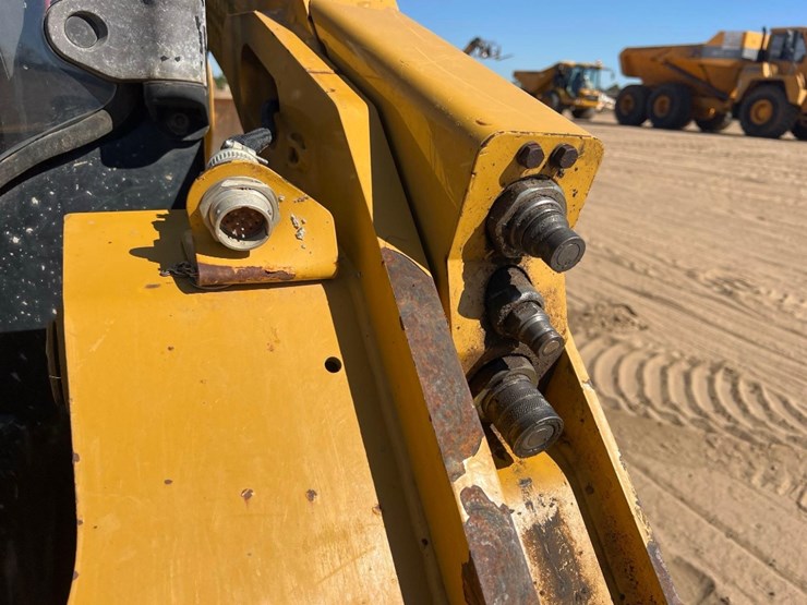 2015-caterpillar-289d-image-11